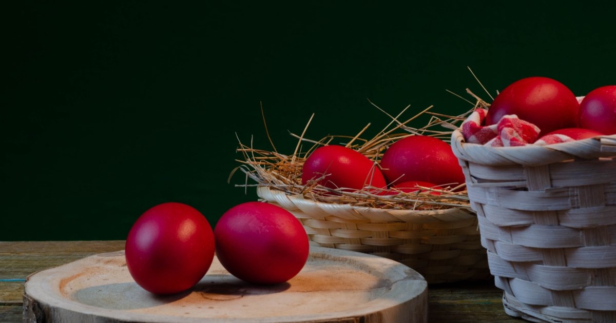 Γιατί βάφουμε τα αυγά κόκκινα σήμερα, Μεγάλη Πέμπτη -Τι συμβολίζει το έθιμο
