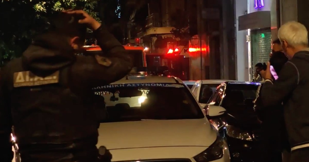 Σύνταγμα: Συναγερμός μετά από κλήση για φωτιά σε τράπεζα - Έκλεισε προσωρινά η Καραγιώργη Σερβίας [βίντεο]