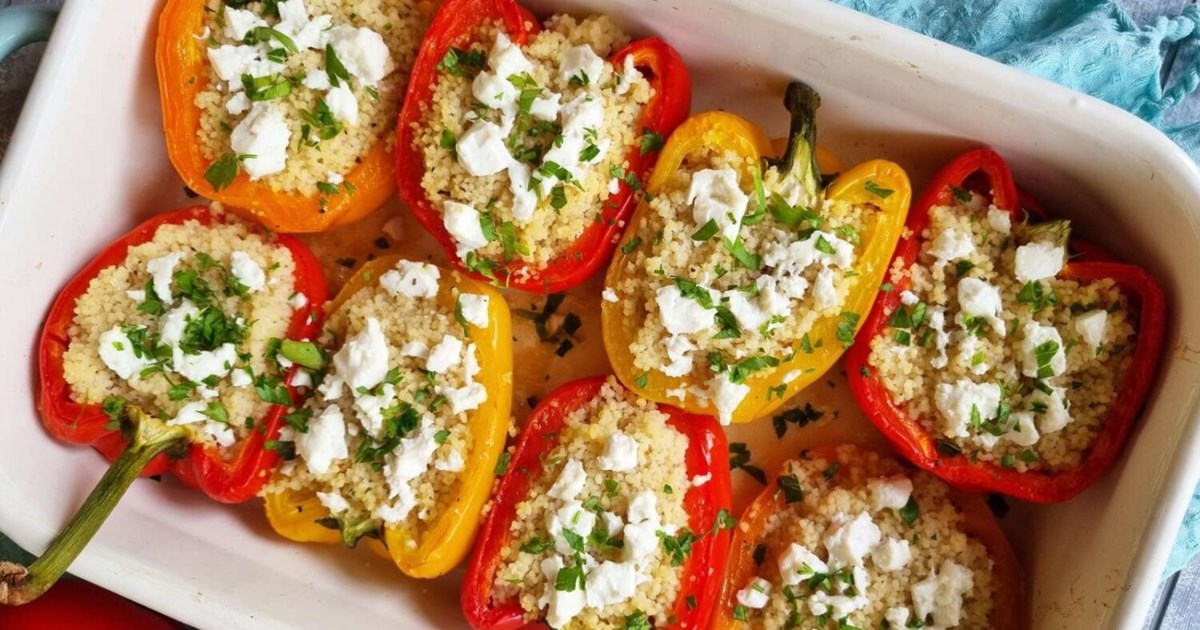 Υγιεινό. νόστιμο, ανοιξιάτικο πιάτο: Πιπεριές με κους-κους και φέτα