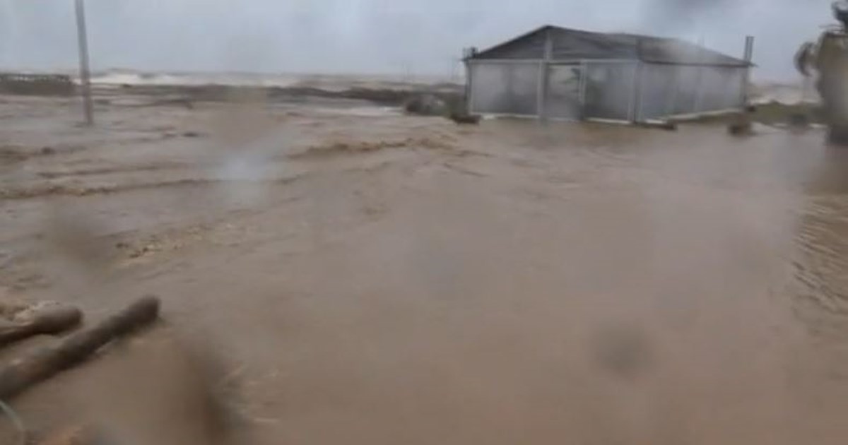 Αγιόκαμπος Λάρισας: Παντοπώλης ξέσπασε σε  κλάματα βλέποντας την περιουσία του να καταστρέφεται από την κακοκαιρία