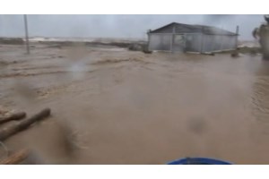 Αγιόκαμπος Λάρισας: Παντοπώλης ξέσπασε σε κλάματα βλέποντας την περιουσία του να καταστρέφεται από την κακοκαιρία