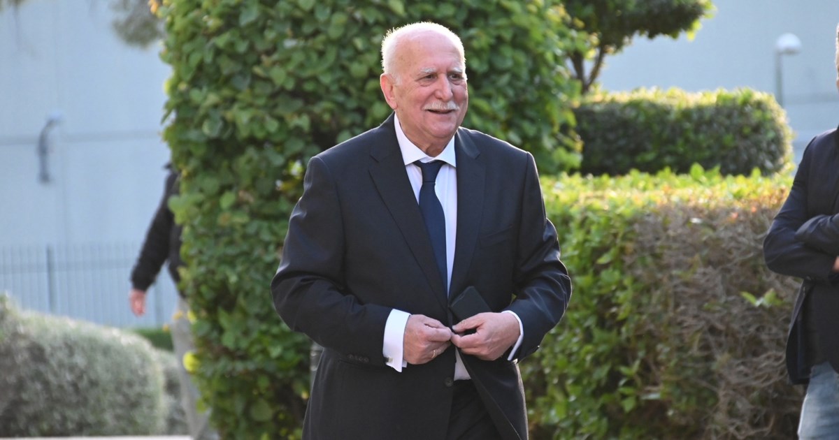 Λουλούδια και κεριά στο γραφείο του Γιώργου Παπαδάκη στον ΑΝΤ1 - Το συγκινητικό αντίο στον θρυλικό παρουσιαστή