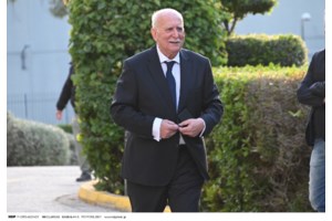 Λουλούδια και κεριά στο γραφείο του Γιώργου Παπαδάκη στον ΑΝΤ1 - Το συγκινητικό αντίο στον θρυλικό παρουσιαστή