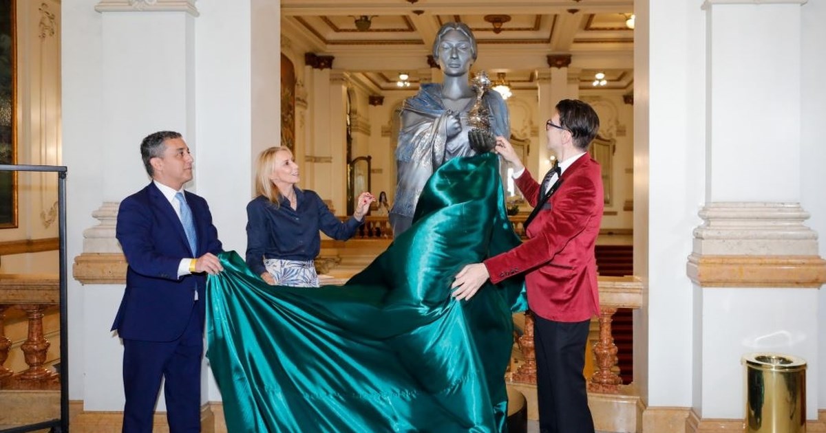 Ο Έλληνας γλύπτης Νίκος Φλώρος παρουσίασε τη 