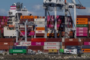 Απειλεί ξανά ο Τραμπ: "Φυσικά θα απαντήσουμε στους δασμούς - Η Ε.Ε εκμεταλλεύεται τις ΗΠΑ"