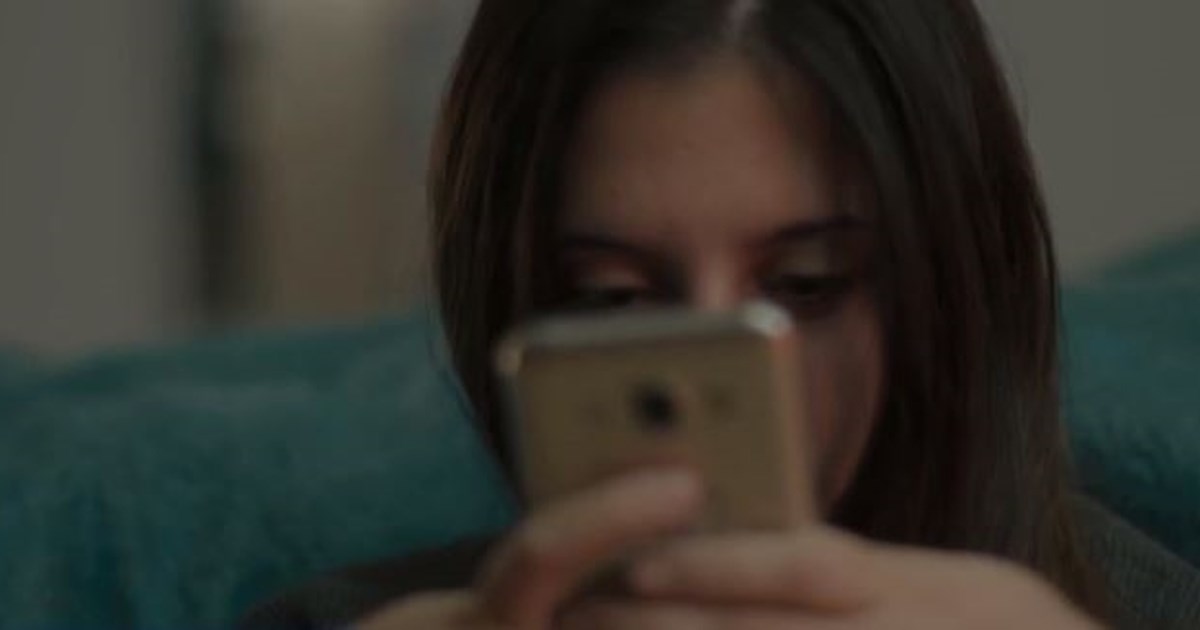 Πάτρα: Συνελήφθη 41χρονη που βιντεοσκοπούσε γυμνό τον 14χρονο γιο του συντρόφου της- Προκαλούσε τον πατέρα να τον χτυπά