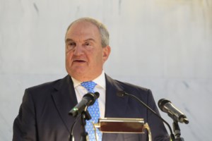 Η επίσκεψη έκπληξη του Κώστα Καραμανλή στο υπουργείο Οικονομικών - Γιατί πήγε να δει τον Πιερρακάκη