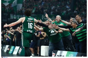 Οι αντιδράσεις του Δημήτρη Γιαννακόπουλου στο ΟΑΚΑ - Μαζί με τα παιδιά του για την πρόκριση του Παναθηναϊκού στο φάιναλ φορ - εικόνα 10