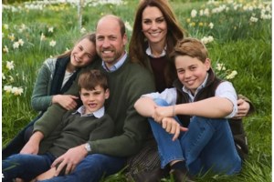 Στα βήματα της Νταϊάνα: Ο πρίγκιπας Ουίλιαμ και ο 12χρονος γιος του ετοίμασαν χριστουγεννιάτικα γεύματα για άστεγους