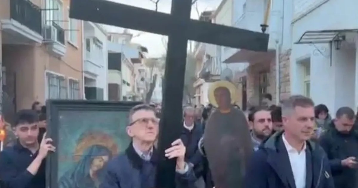 Περιφορά Επιταφίου στην Πρίγκηπο: Ο Αρης Πορτοσάλτε κράτησε τον σταυρό στην πομπή [βίντεο]