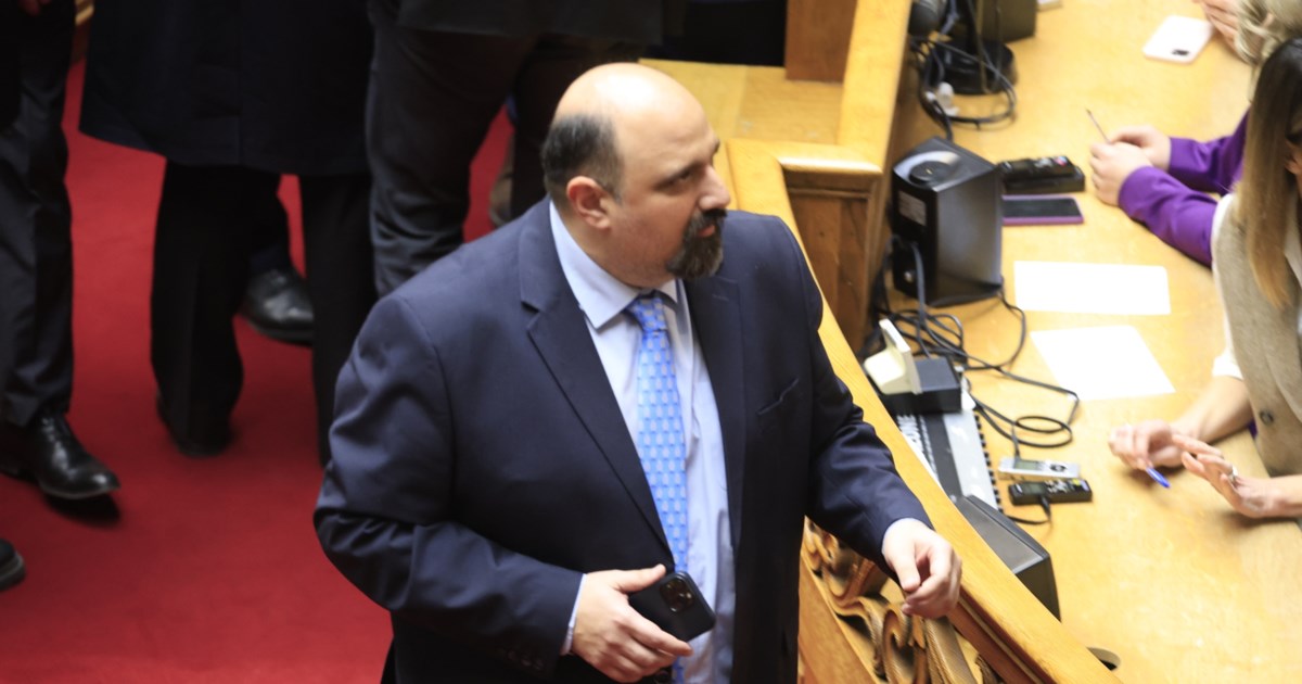 Σύγκρουση στη Βουλή για Τριαντόπουλο: "Αμηχανία στο ΠΑΣΟΚ" - "Συνταγματική εκτροπή η παράκαμψη της προανακριτικής"