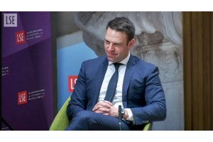 Το κόμμα είμαι εγώ: Το καυστικό πρωτοσέλιδο και η σκληρή κριτική της Εφ.Συν. για τον Στέφανο Κασσελάκη