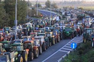 Αγροτικά μπλόκα: Κλειστό ξανά το ρεύμα προς τη Θεσσαλονίκη στα διόδια των Μαλγάρων