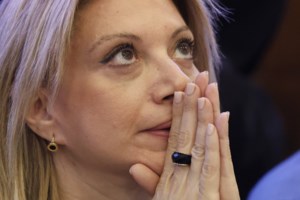 Εξαλλος ο Καρανίκας με την Ακρίτα για την "πρωθυπουργό" Καρυστιανού: "Δημαγωγός και σούργελο" - Η περιφρονητική απάντησή της - εικόνα 2