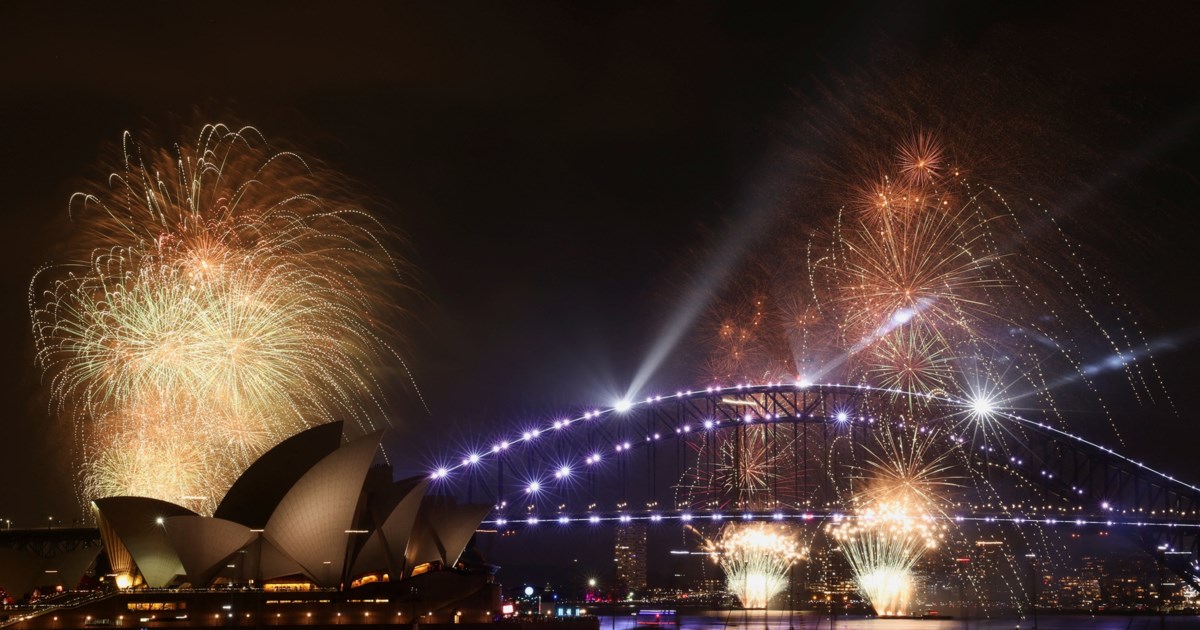 Πρωτοχρονιά: Η υφήλιος αποχαιρετά το 2025 με πυροτεχνήματα και "παγωμένες" βουτιές [φωτογραφίες - βίντεο] - εικόνα 9