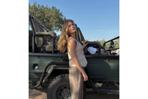 Αμαλία Κωστοπούλου: Η πιο κομψή καλεσμένη σε χλιδάτο γάμο στο Κάιρο με φόντο τις Πυραμίδες - Η glam εμφάνισή της