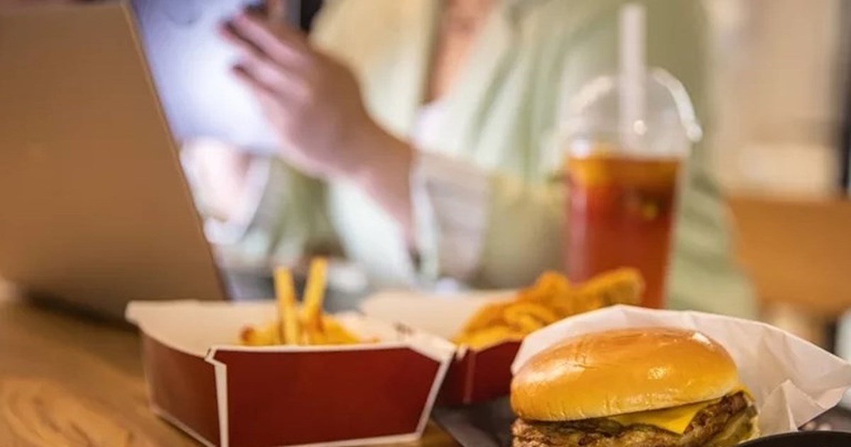 Γαριδάκια, έτοιμα σνακ, αναψυκτικά: Πως τα υπερ- επεξεργασμένα τρόφιμα καταστρέφουν το σώμα μας εκ των έσω