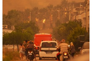Τουρκία: Μαίνονται οι φωτιές στη Σμύρνη - Σε δύσκολη κατάσταση Τσέσμε και Οντεμίς - Νεκρός 81χρονος - εικόνα 2