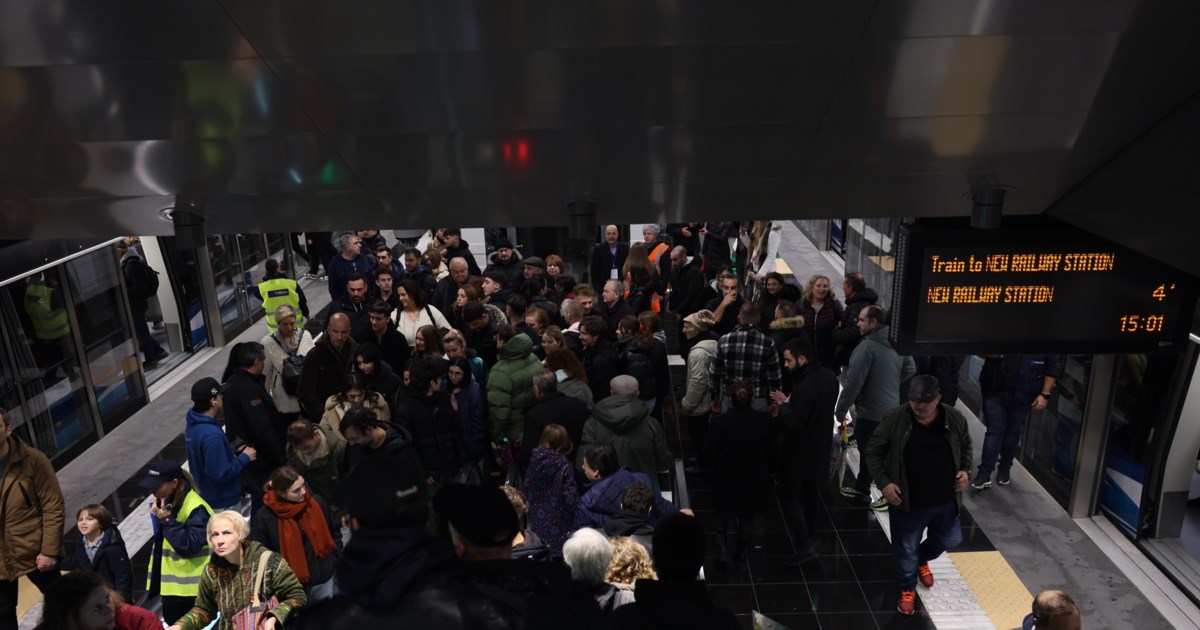 Θεσσαλονίκη: Νιόπαντροι πήγαν κατευθείαν από την εκκλησία στο μετρό - Της είχε υποσχεθεί γάμο μόνο όταν λειτουργήσει [βίντεο]