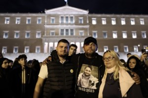 Ζωή Κωνσταντοπούλου στο Σύνταγμα: Μην αγγίζετε τα ονόματα – Λέμε "ναι" στην αξιοπρέπεια, στη ζωή, στη μνήμη, στη δικαιοσύνη - εικόνα 4