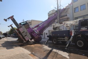 Ο Άδωνις Γεωργιάδης δικαιολογεί το "μπάζωμα" στα Τέμπη με αφορμή τον γερανό στο Περιστέρι