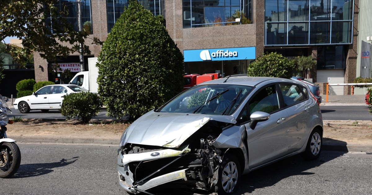 Ίλιον: Οδηγός λεωφορείου πιάστηκε στα χέρια με 16χρονο επιβάτη - Ο ανηλικος του έριξε γροθιά και του έσπασε το δόντι βίντεο]