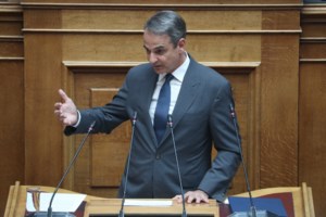 Νέος ΚΟΚ: Στα θεωρεία η μητέρα του Ιάσωνα που έχασε τη ζωή του έξω από τη Βουλή - Τι είπε ο Πλεύρης για το δυστύχημα - εικόνα 2