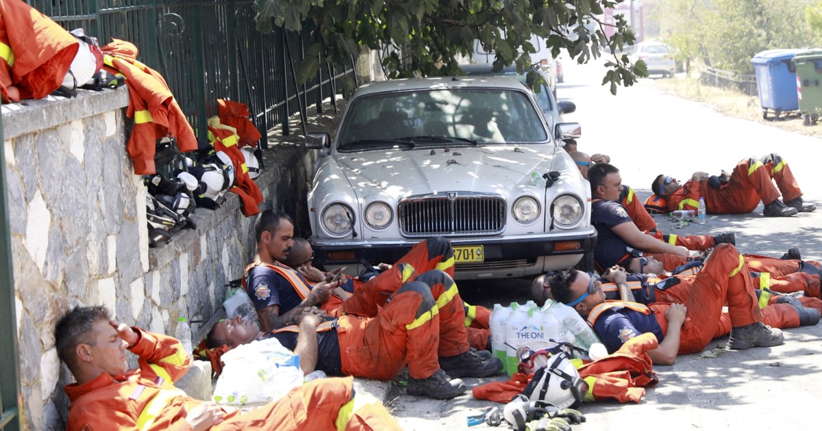 Φωτιά στην Αττική: Οι εποχικοί πυροσβέστες καταγγέλλουν - "Οι υπεύθυνοι μας άφησαν χωρίς τροφή και πόσιμο νερό"