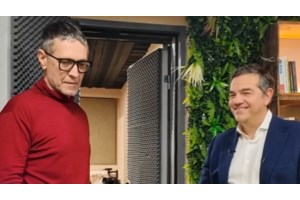 "Οι μηχανές δουλεύουν στο φουλ": Το νέο βίντεο του Αλέξη Τσίπρα από την εκτύπωση του βιβλίου του