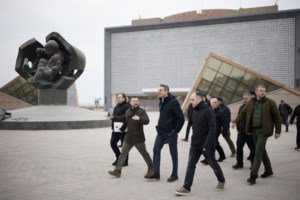 Ζελένσκι: Ο Πούτιν πρέπει να είναι άρρωστος για να χτυπήσει με πύραυλο κρουζ μερικές εκατοντάδες μέτρα από τον Μητσοτάκη