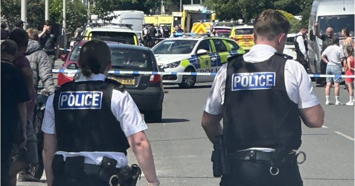 Βρετανία: Βίαια επεισόδια σε αντιμεταναστευτικές διαδηλώσεις - Πέταξαν καρέκλες και τούβλα σε αστυνομικούς [εικόνες-βίντεο] - εικόνα 3