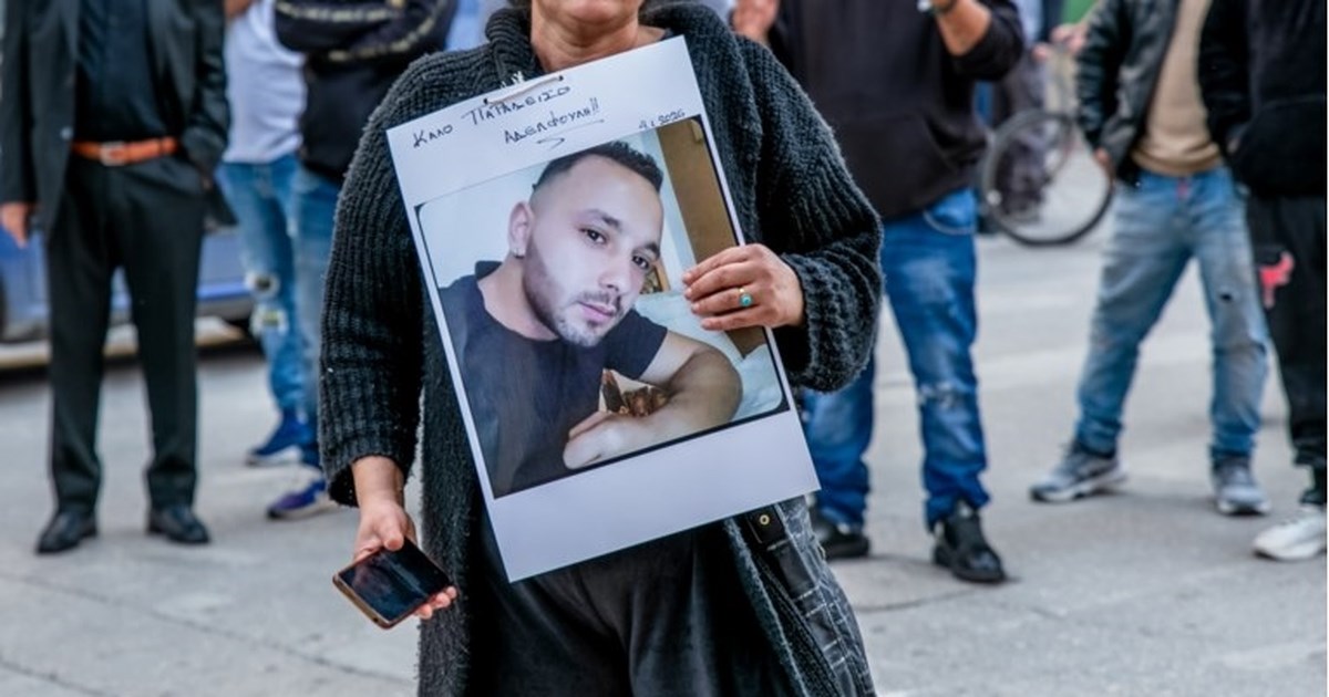 Πάτρα: Θρήνος στην κηδεία του 30χρονου Κώστα - Τον αποχαιρέτησαν με μουσική, τραγούδια και χειροκροτήματα - εικόνα 13