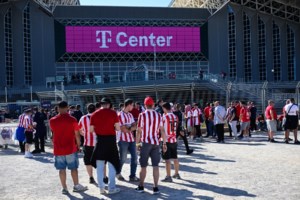 Έφτασε στο Telekom Center Athens η βαρύτιμη κούπα της EuroLeague, στα χέρια του Κάιλ Χάινς