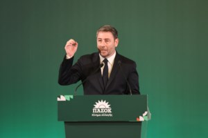 Το ΠΑΣΟΚ "πυροβολεί" τις τελευταίες δημοσκοπήσεις: "Επιχείρηση χειραγώγησης" - Τι λέει για πρώην "συνεργάτη του Τσίπρα"