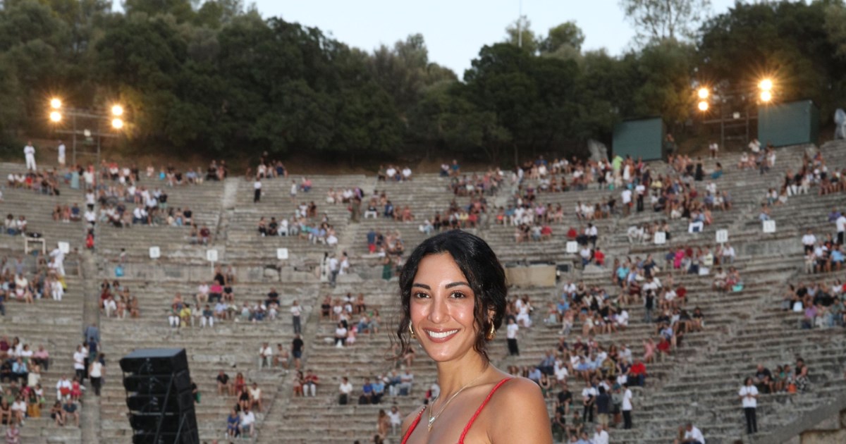 Γοργόνα σε απόκοσμη μπλε σπηλιά η Ευγενία Σαμαρά: "Ο Δεκαπενταύγουστός μου σε πρασινογάλαζα νερά" - εικόνα 5