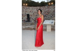 Γοργόνα σε απόκοσμη μπλε σπηλιά η Ευγενία Σαμαρά: "Ο Δεκαπενταύγουστός μου σε πρασινογάλαζα νερά" - εικόνα 5