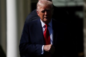 Εξοργισμένος ο Τραμπ με την Κίνα: Έχει παραβιάσει πλήρως τη συμφωνία με τις ΗΠΑ για τους δασμούς