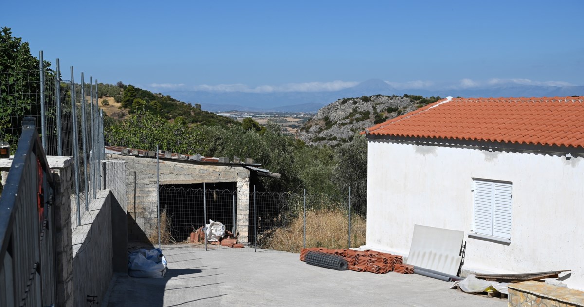 Βοιωτία: Επιτέθηκε σε δημοσιογράφο η 62χρονη που έθαψε τη μητέρα της- Της έστριψε το χέρι και πέταξε το μικρόφωνο [βίντεο]