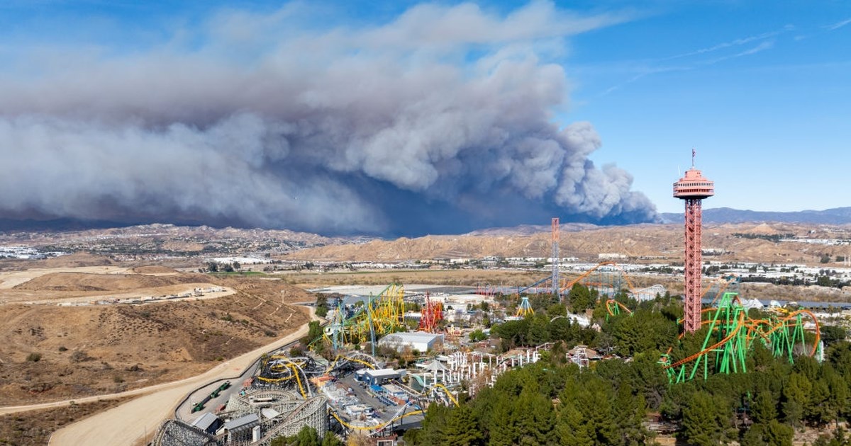 Ξανά φωτιά στο Λος Άντζελες: Χιλιάδες απομακρύνσεις από το νέο μέτωπο - Συνεχείς ρίψεις νερού από εναέρια μέσα [εικόνες] - εικόνα 5