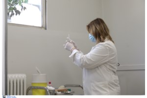Διέρρευσαν ανησυχητικά μηνύματα του λοιμωξιολόγου Φάουτσι για τα εμβόλια κατά του κορονοϊού και τις εγκύους