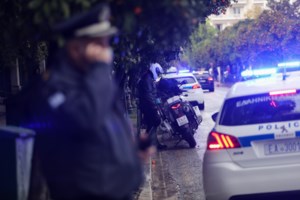 Απίστευτο: Συνελήφθη 20χρονος στην Αθήνα που μετέφερε καλάσνικοφ σε ΚΤΕΛ