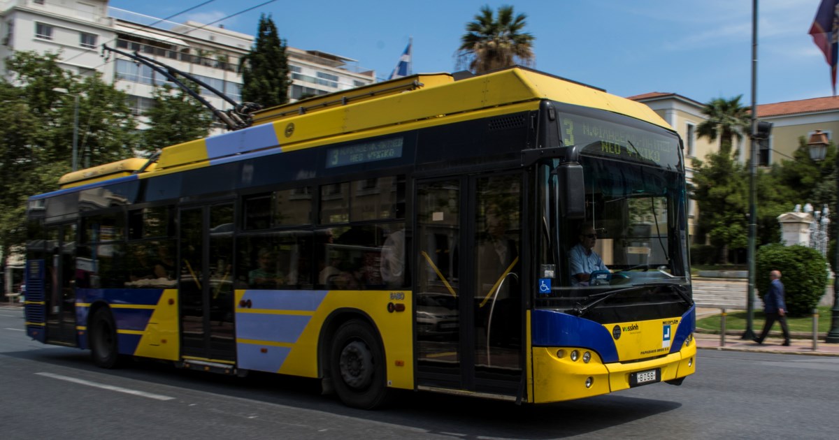 Νέες καταγγελίες για τους οδηγούς που πιάστηκαν στα χέρια: Τρόλεϊ και λεωφορείο έκαναν κόντρες και σφήνες πριν το τροχαίο