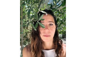 Σπάνια φωτογραφία της Ζωής Λάσκαρη από το 1979: Αγκαλιά με τον Καρρά και τη Φόνσου σε πρεμιέρα