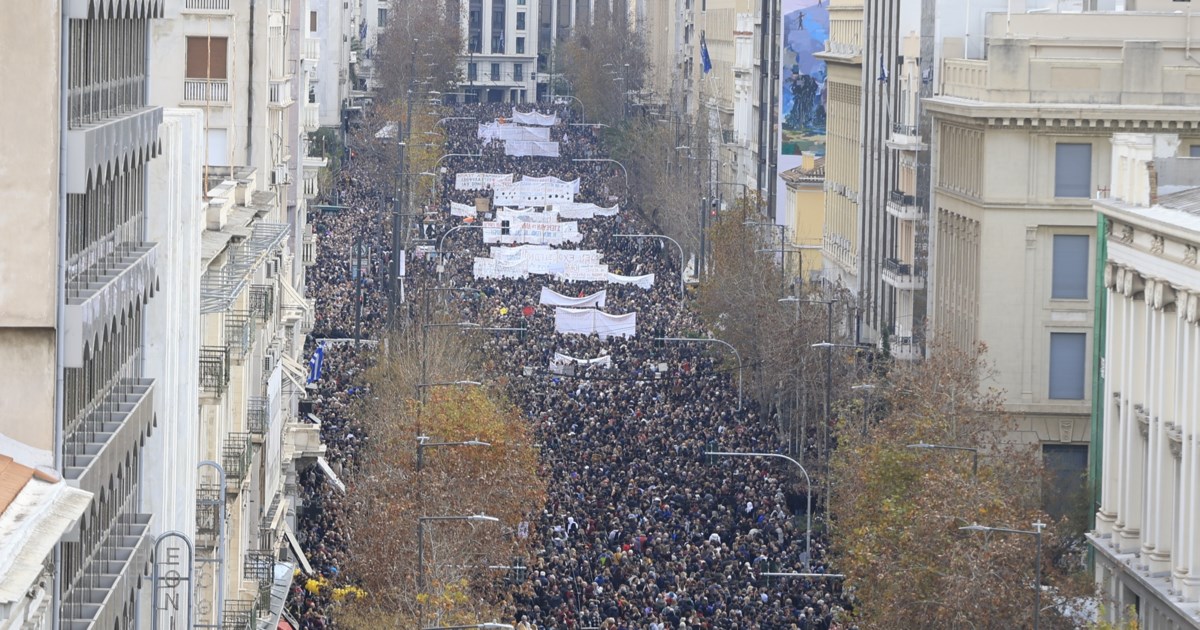 Ολοκληρώθηκε το συλλαλητήριο για τα Τέμπη: Χιλιάδες μαθητές, φοιτητές και εκπαιδευτικοί βγήκαν στους δρόμους [εικόνες - βίντεο] - εικόνα 28