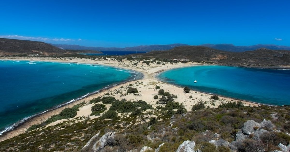 Ελαφόνησος: Θαλαμηγός διαλύθηκε στα βράχια μετά από μηχανική βλάβη - Ψαράδες έσωσαν τους επιβάτες [βίντεο] - εικόνα 3