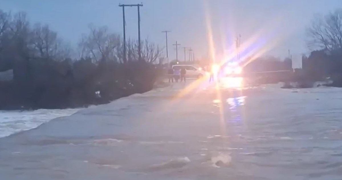 Κορωπί: Αστυνομικός διέσωσε ζευγάρι ηλικιωμένων από τα ορμητικά νερά με "σχοινί" από σεντόνια [βίντεο]