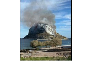 Καβάλα: Φωτιά σε σκάφη στη Νέα Πέραμο - Επιχειρούν έξι οχήματα της πυροσβεστικής - εικόνα 5