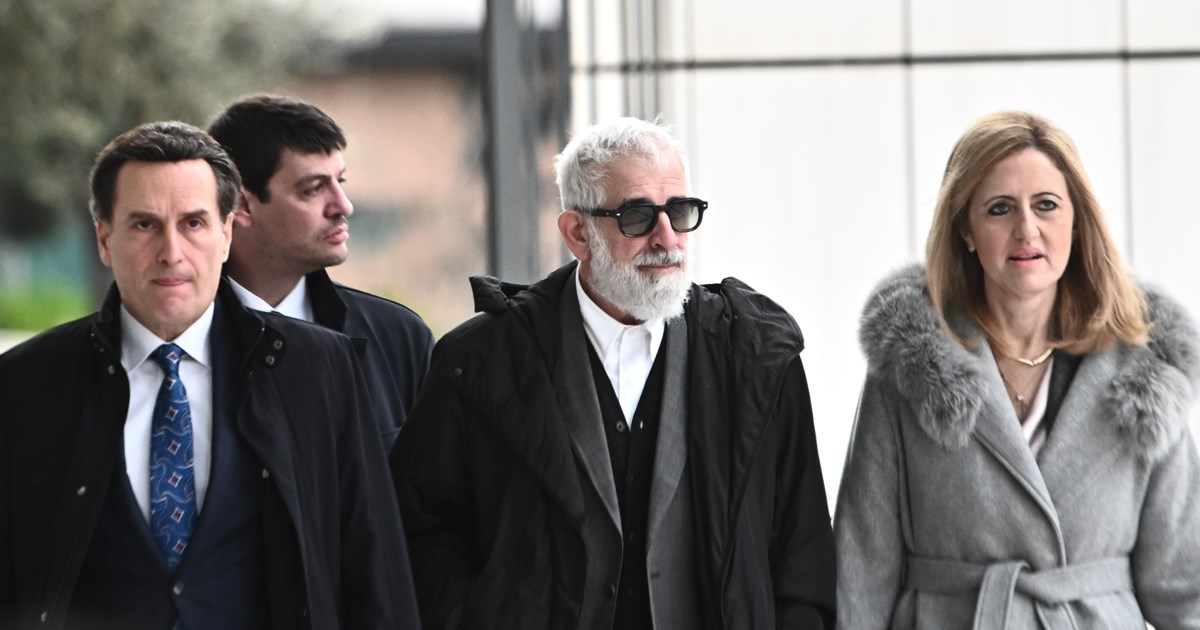 Χαμός στη δίκη Φιλιππίδη με την αναπαράσταση της απόπειρας βιασμού: Καναπέ στο δικαστήριο ζήτησε ο Δημητρακόπουλος - εικόνα 3