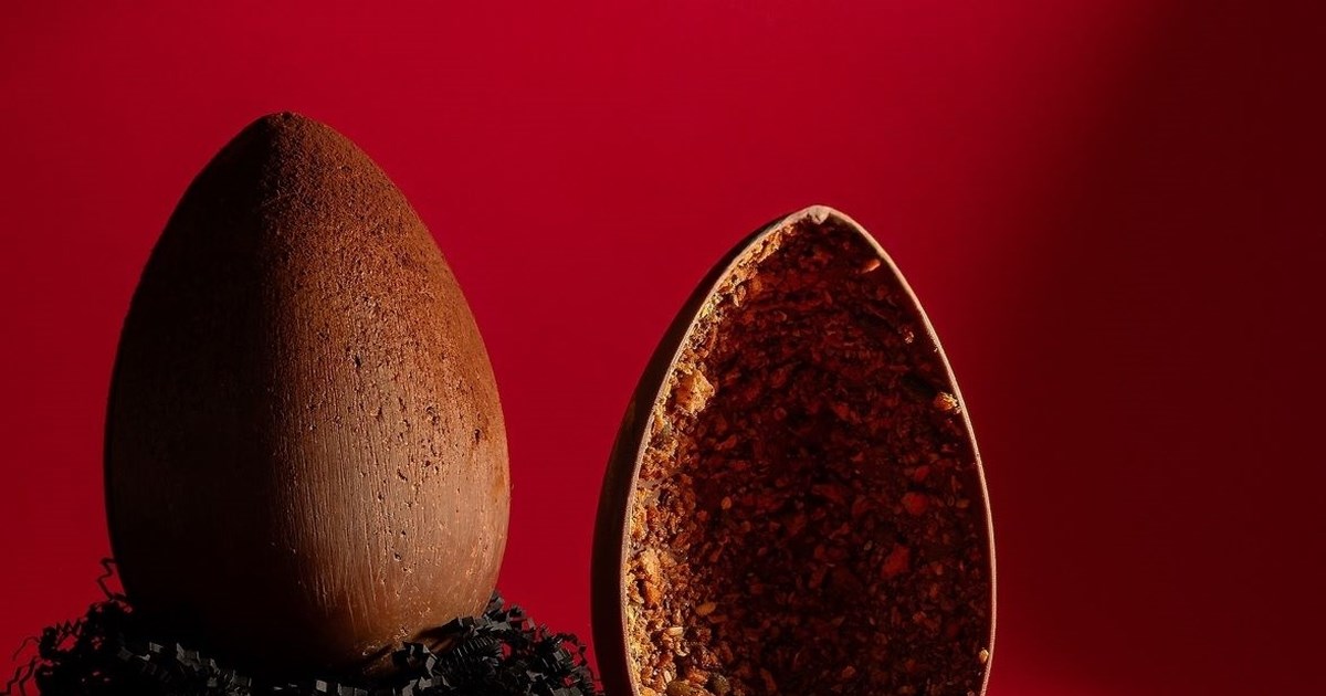 Πώς βάφει ο Σάκης Ρουβάς τα πασχαλινά αβγά: Μας δείχνει τον πιο φυσικό τρόπο χωρίς χημικά [βίντεο]