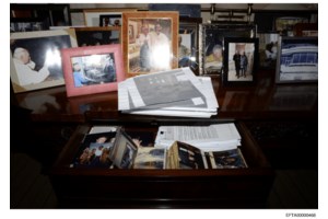 Φάκελοι Έπσταϊν: Στη δημοσιότητα 3 εκατ. έγγραφα από το υπουργείο Δικαιοσύνης - "Καμία προσπάθεια προστασίας του Τραμπ" - εικόνα 2